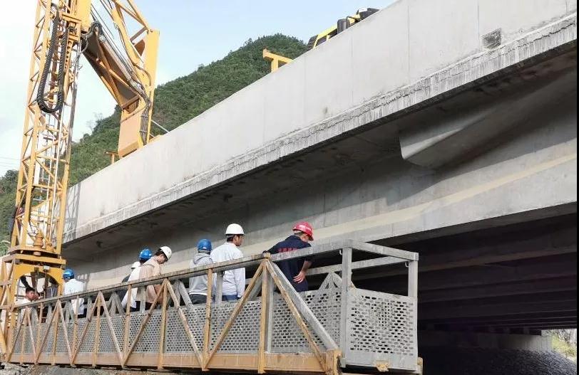 广那高速项目路基和桥隧工程完成部分交工验收.jpg